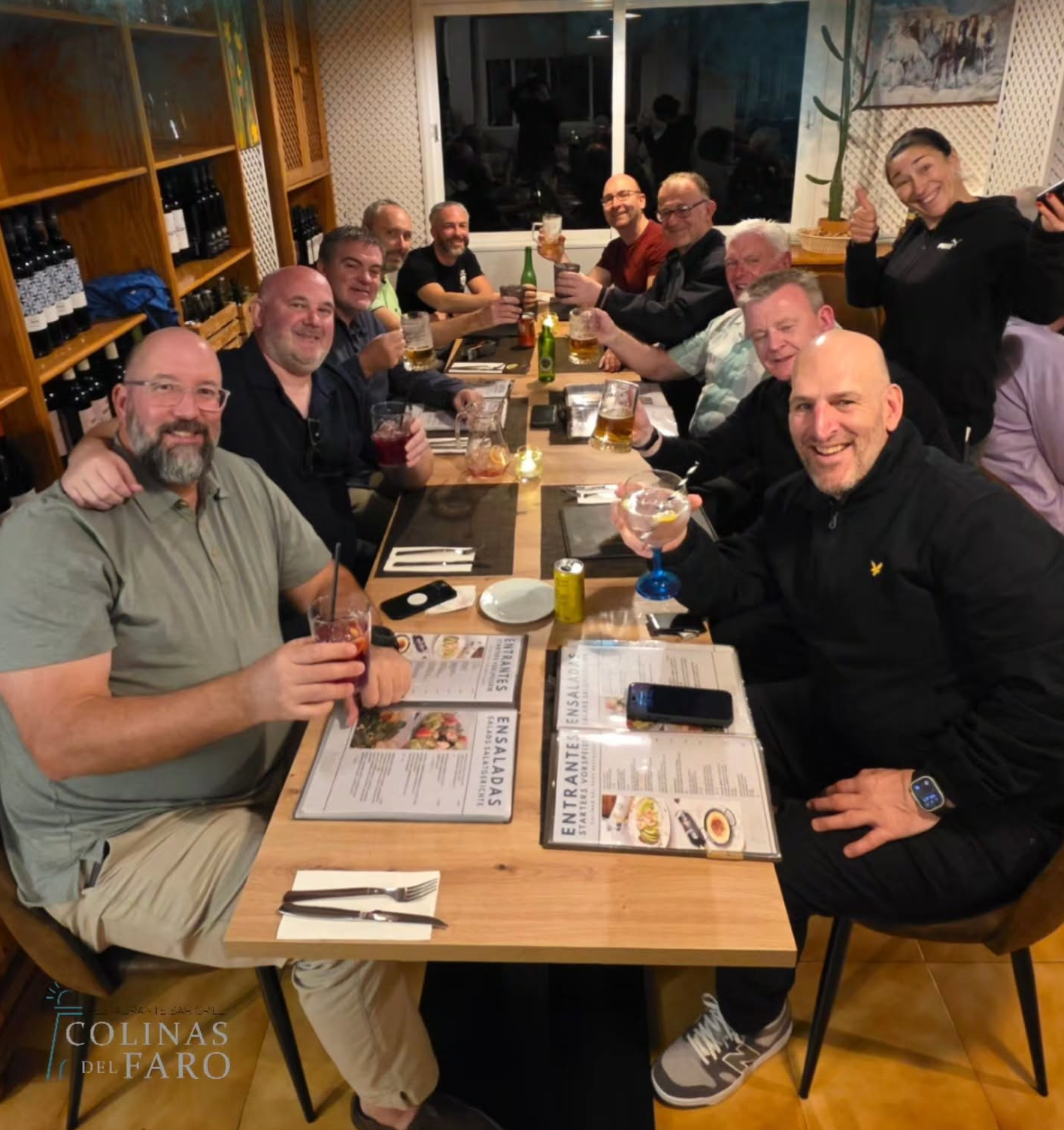 Clientes disfrutando de una cena en Colinas del Faro