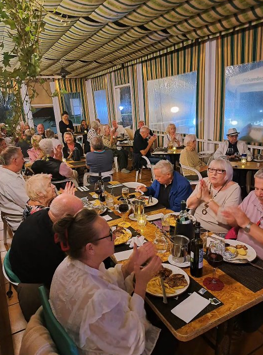 Ambiente cálido con clientes disfrutando