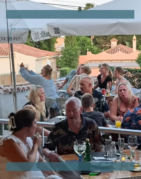 Terraza exterior del restaurante, con vistas verdes y ambiente mediterráneo